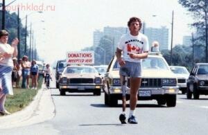 Терри Фокс бежит в окровавленных шортах во время «Марафона надежды» через Канаду, июль 1980 г.