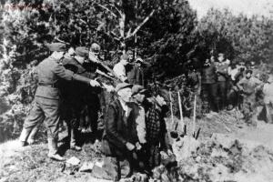Зверства немецко-фашистских захватчиков. 18  - Rasstrel_Kaunas_1942.jpg