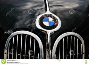 Знак BMW на определение года. - tarnopol-украина-ое-октября-bmw-оготипа-на-старом-к-ассическом-re-78607199.jpg