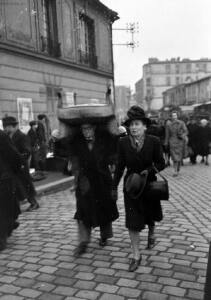 Блошиный рынок в Париже 1946 год - 06-6WUesvoJcAQ.jpg