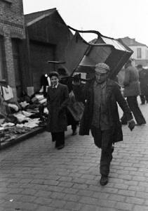 Блошиный рынок в Париже 1946 год - 07-JumH7Y4WqlI.jpg