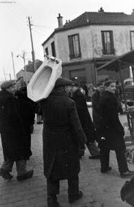Блошиный рынок в Париже 1946 год - 08-fCKly4Nuh8g.jpg