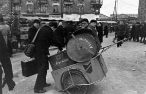 Блошиный рынок в Париже 1946 год - 09-PmPGcFeXja4.jpg