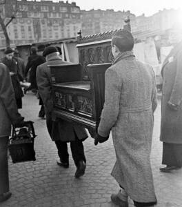 Блошиный рынок в Париже 1946 год - 10-Uy7nXp9cw9s.jpg