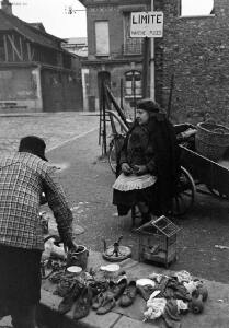 Блошиный рынок в Париже 1946 год - 17-K9TRaZpIYtQ.jpg