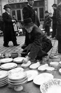 Блошиный рынок в Париже 1946 год - 20-9-dYVcu5fJI.jpg