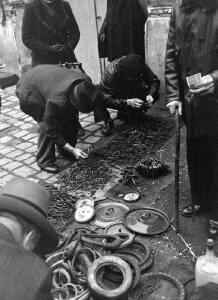 Блошиный рынок в Париже 1946 год - 22-AGOgYS-oyJQ.jpg