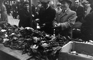 Блошиный рынок в Париже 1946 год - 23-Nog-7EpMxek.jpg
