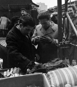 Блошиный рынок в Париже 1946 год - 25-RoiKKouCqVk.jpg