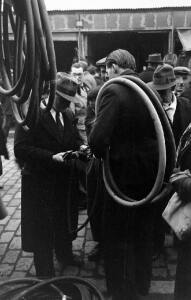 Блошиный рынок в Париже 1946 год - 27-qOBcUSYRiQA.jpg