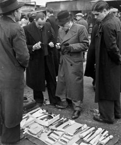 Блошиный рынок в Париже 1946 год - 29-UdW2O-56FTw.jpg