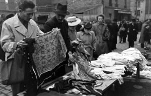 Блошиный рынок в Париже 1946 год - 30-w8z0AFMXjJ8.jpg