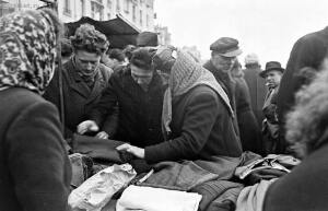 Блошиный рынок в Париже 1946 год - 31-8r2_8wo74zA.jpg