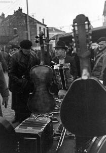 Блошиный рынок в Париже 1946 год - 33-6gKLYvO6RqU.jpg