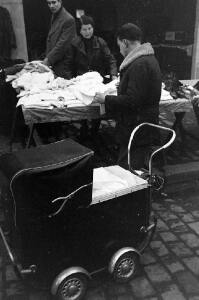 Блошиный рынок в Париже 1946 год - 34_fhS2NxQGGM.jpg