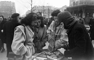 Блошиный рынок в Париже 1946 год - 37-LCxbZuXCmK8.jpg