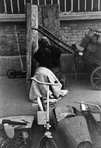 Блошиный рынок в Париже 1946 год - 39-uvKmpCTx6vE.jpg
