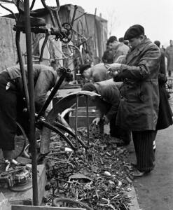 Блошиный рынок в Париже 1946 год - 43-7uP-34OtIb4.jpg