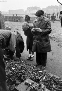 Блошиный рынок в Париже 1946 год - 44-BUebXone8J8.jpg