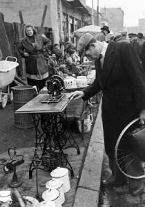Блошиный рынок в Париже 1946 год - 46-1THETP9YBBQ.jpg