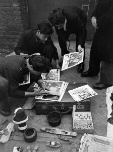 Блошиный рынок в Париже 1946 год - 47-LOeETA2SH0g.jpg