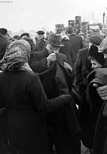 Блошиный рынок в Париже 1946 год - 63-C1MqFAPkgDY.jpg