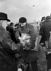 Блошиный рынок в Париже 1946 год - 65-NMrBhpTogJo.jpg