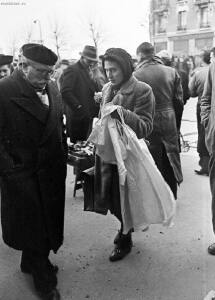 Блошиный рынок в Париже 1946 год - 70-QaxOT_zHyV0.jpg