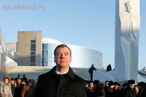 Иуда, кто он? - Dmitri_Medvedev_in_front_of_the_Boris_Yeltsin_memorial_in_Yekaterinburg,_Russia_-_20110201.jpg