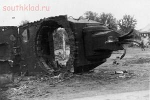 Без комментариев. -  башня советского тяжелого танка КВ-2, взорванного в селе Подлужье Ровенской области на дороге между Верба и Дубно. Машина выпуска ноября—декабря 1940 года из 12-й танковой дивизии 8-го механизированного корпуса Ю.jpg