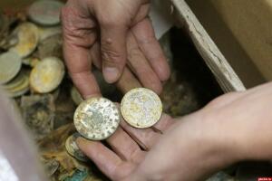 Коронационные монеты, наградной ковш с имперским гербом и коллекция орденов обнаружены в кладе в Пскове - 8460290.jpg