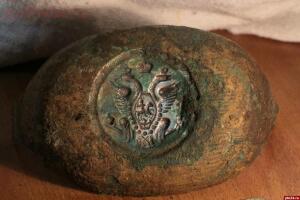 Коронационные монеты, наградной ковш с имперским гербом и коллекция орденов обнаружены в кладе в Пскове - 8460297.jpg