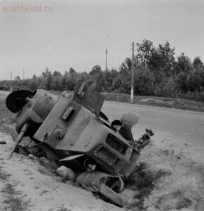 Разбитый советский бронеавтомобиль БА-10М, лежащий на обочине дороги