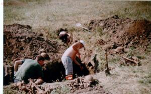 Пропавшие солдаты вермахта - 1996 г поле боя.jpg
