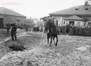 Неизвестная война - Kazak-politsaj-na-potehu-vengerskim-okkupantam-rubit-shashkoj-plennyh-sovetskih-partizan.-Osen-1941-goda-Ukraina..jpg