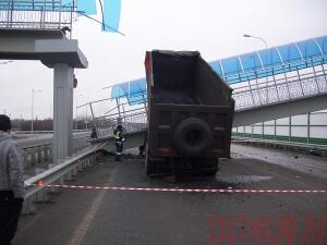 На трассе М-4 в Каменском районе рухнул пешеходный мост - most1.jpg