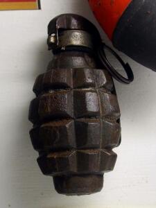 Небольшой обзор ручных гранат Второй мировой - grenade-f1-model-1916--musee-somme-1916--pic-050.jpg