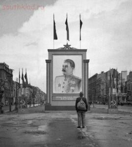 Необычные фотографии Второй Мировой - 04. A-German-civilian-looks-at-a-newly-placed-poster-of-Stalin-on-the-Unter-den-Linden-in-Berlin-1945.jpg