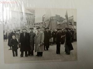 1952 год. Демонстрация 7 ноября, на плакате изображения Ленина и Сталина. Где конкретно на Комбинате прошу уточнить.