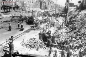 Берлин 1945 год. Жизнь на развалинах - c201c4d837f4.jpg