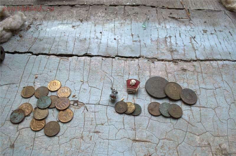 Нашел монеты дома. Монеты в заброшенных домах. Клады найденные в старых домах. Находки с чердаков старинных домов. Клад в доме.