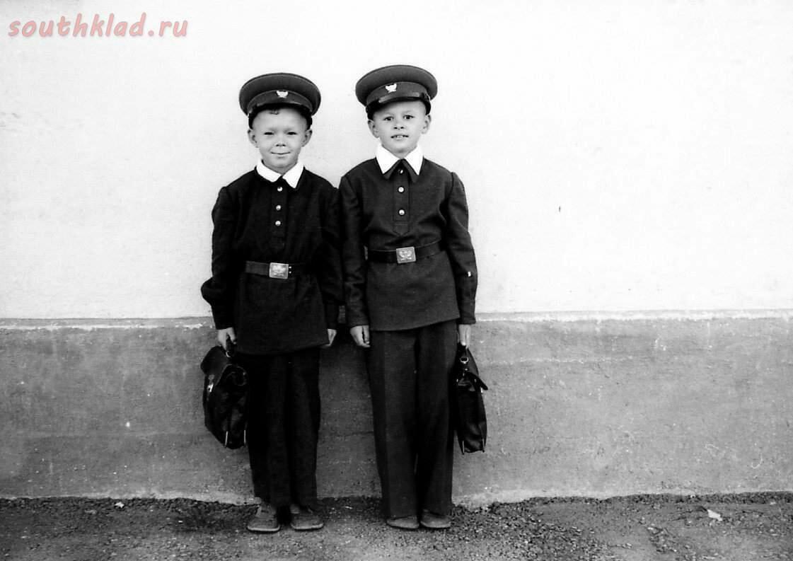 Фото советской формы. Школьная форма 1949 года. Послевоенная Школьная форма. Старая Школьная форма для мальчиков. Школьная форма для мальчиков 1960.