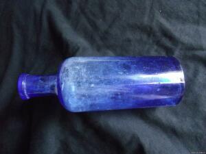 Бутылочка синего стекла - 2385611.jpg