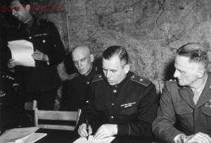 Генерал-майор И.А. Суслопаров подписывает акт капитуляции Германии в Реймсе 7 мая 1945 года