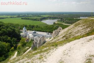 Вид с холма на современный монастырь и Дон.