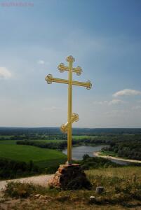 Крест на холме над монастырем. Внизу течет Дон, там же в него впадает речка Тихая Сосна.