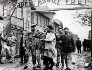 Артиллерию не использовали, а в атаку шли с врачами: как советские войска освободили Освенцим 24 января 1945 года - screenshot_1208.jpg
