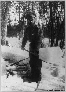 Николай 2, подборка фоторафий - Император-Николай-II-разгребает-снег-в-парке-Царского-Села-куда-он-был-помещен-после-февраля-1917.jpg