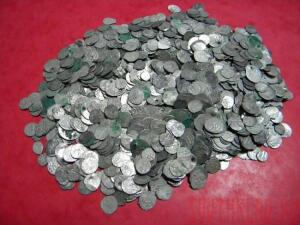 В Румынии найден клад, содержащий 1,5 тысячи сереб. монет. - small-serebryannye-monety-naydeny-v-rumynii.jpg