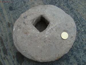 Камень плоский с квадратным отверстием, ? какое его предназначение ? - DSC00568.jpg